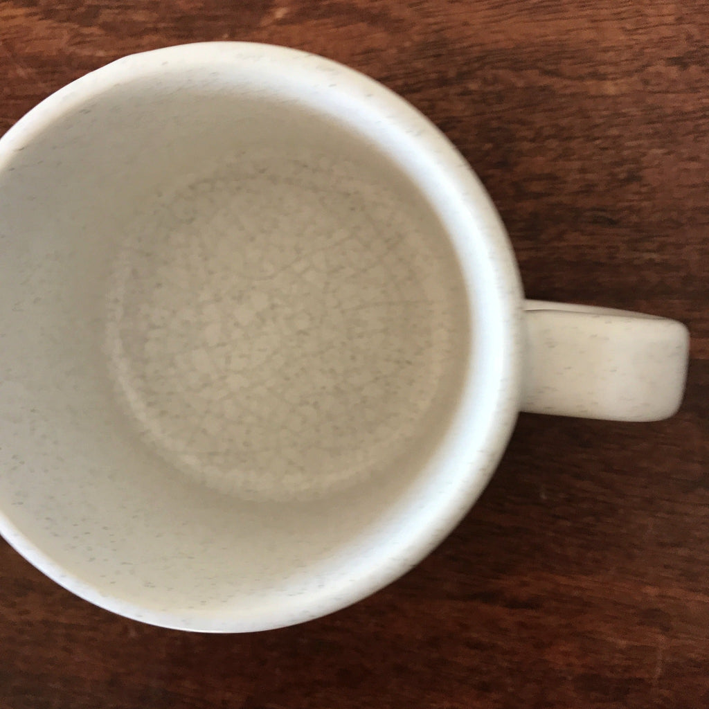 Paire de tasses en céramique mouchetée et décor à grosses fleurs maya années 70 par Hello Broc brocante en ligne