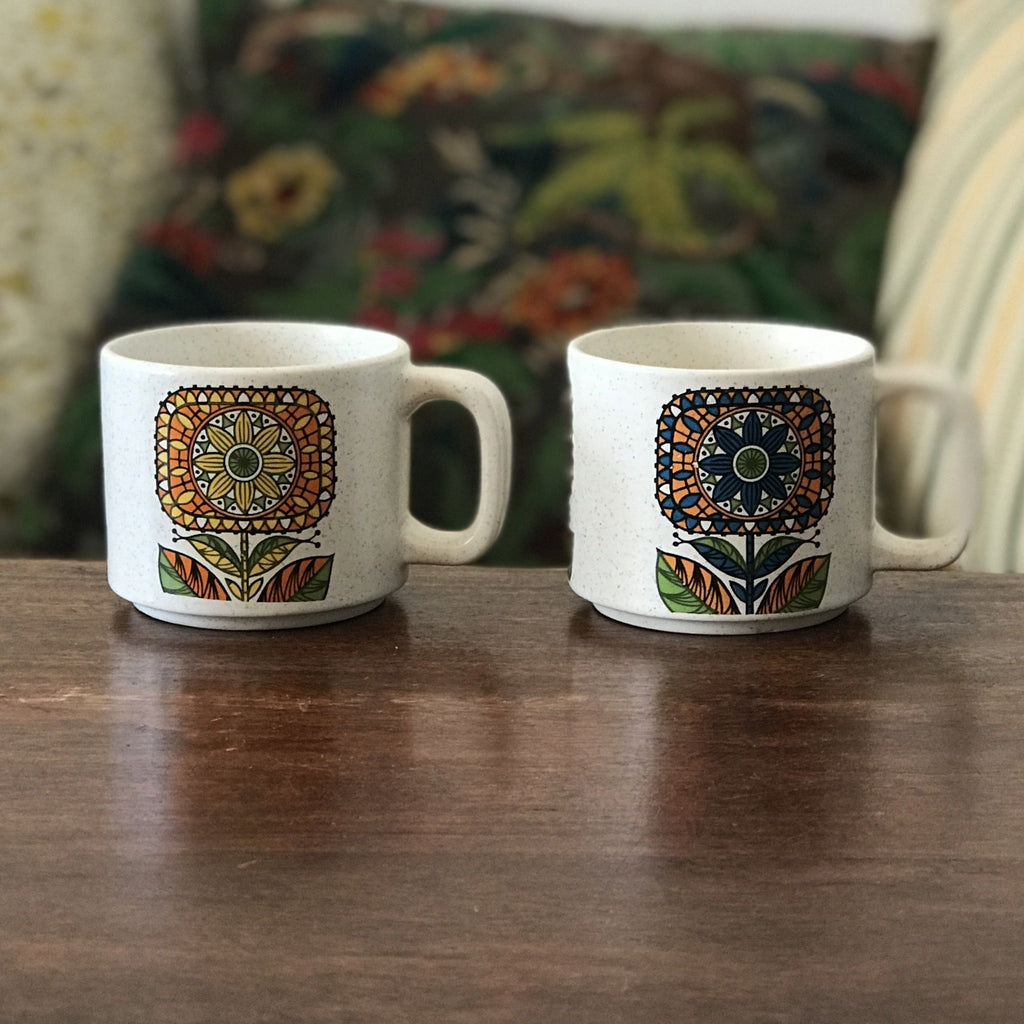 Paire de tasses en céramique mouchetée et décor à grosses fleurs maya années 70 par Hello Broc brocante en ligne