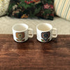 Paire de tasses en céramique mouchetée et décor à grosses fleurs maya années 70 par Hello Broc brocante en ligne