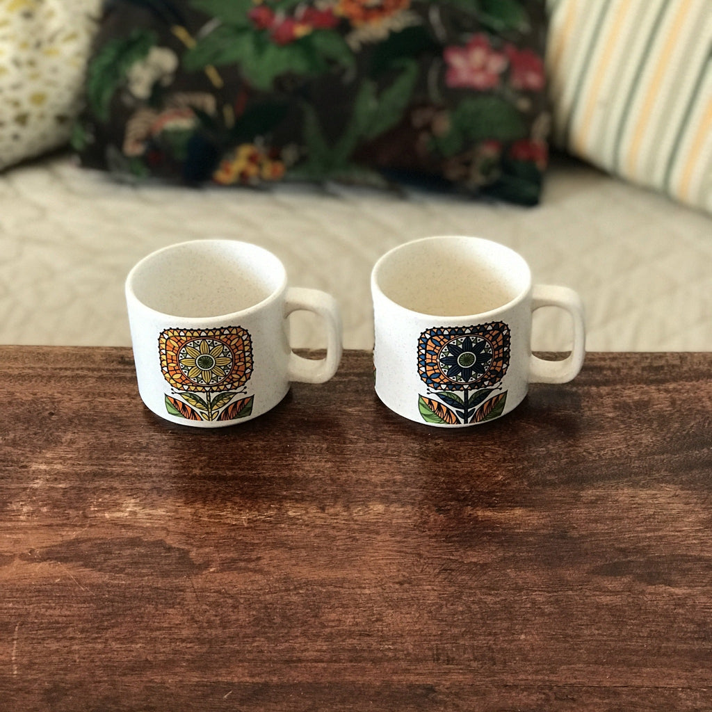 Paire de tasses en céramique mouchetée et décor à grosses fleurs maya années 70 par Hello Broc brocante en ligne