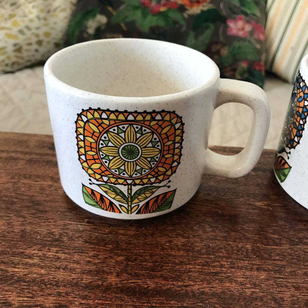 Paire de tasses en céramique mouchetée et décor à grosses fleurs maya années 70 par Hello Broc brocante en ligne