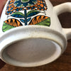 Paire de tasses en céramique mouchetée et décor à grosses fleurs maya années 70 par Hello Broc brocante en ligne