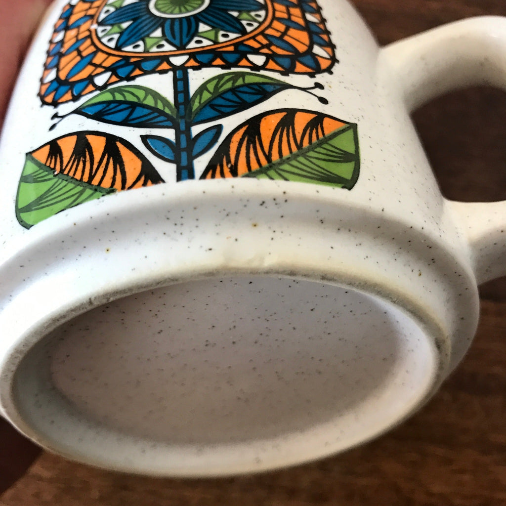 Paire de tasses en céramique mouchetée et décor à grosses fleurs maya années 70 par Hello Broc brocante en ligne