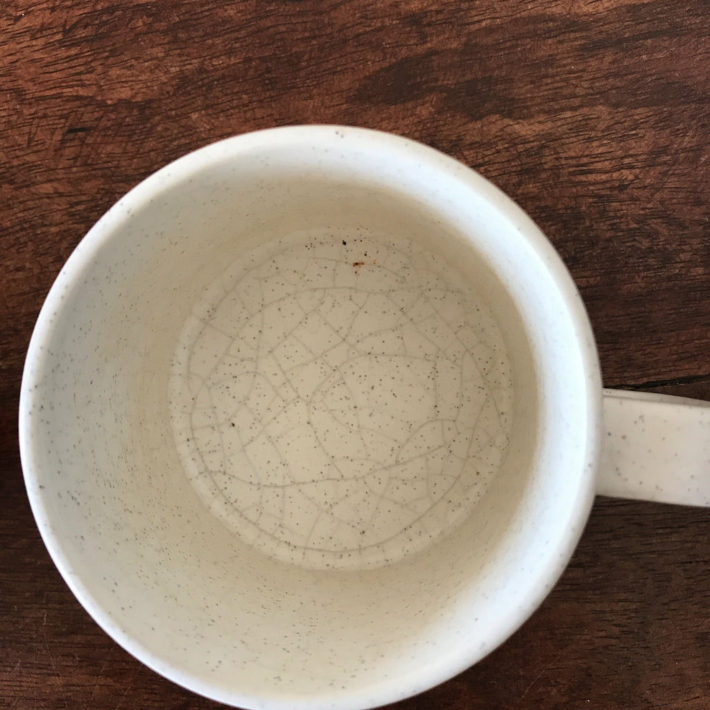 Paire de tasses en céramique mouchetée et décor à grosses fleurs maya années 70 par Hello Broc brocante en ligne