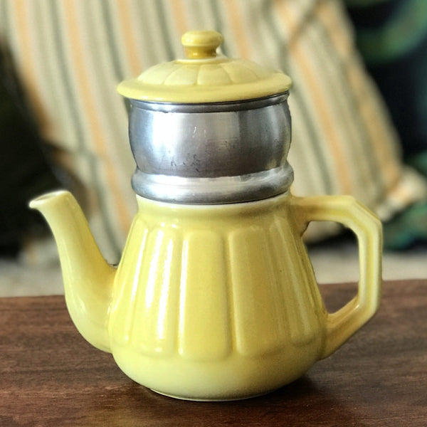 Cafetière ou théière en faïence jaune avec son filtre métal amovible - Hello Broc