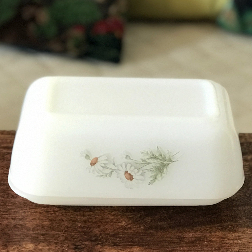 Beurrier Arcopal en verre opalin blanc décor de marguerites - Hello Broc
