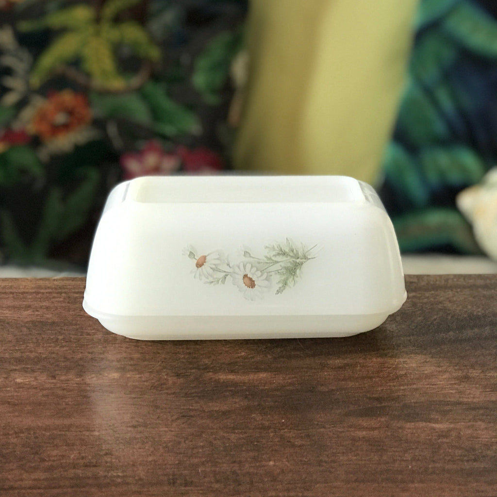 Beurrier Arcopal en verre opalin blanc décor de marguerites - Hello Broc