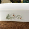 Beurrier Arcopal en verre opalin blanc décor de marguerites - Hello Broc
