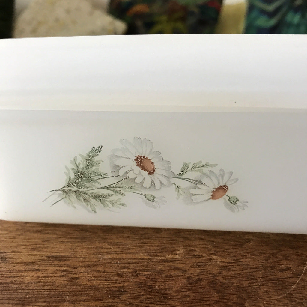 Beurrier Arcopal en verre opalin blanc décor de marguerites - Hello Broc