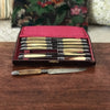 Coffret ménagère de 12 couteaux manche en corne, détails en métal argenté par Hello Broc brocante en ligne