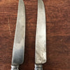 Coffret ménagère de 12 couteaux manche en corne, détails en métal argenté par Hello Broc brocante en ligne