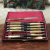 Coffret ménagère de 12 couteaux manche en corne, détails en métal argenté par Hello Broc brocante en ligne