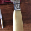 Coffret ménagère de 12 couteaux manche en corne, détails en métal argenté par Hello Broc brocante en ligne