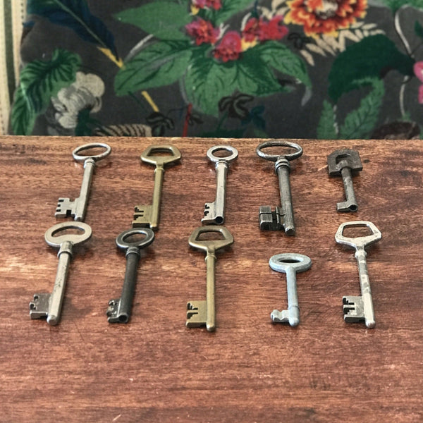 Lot de 10 clefs anciennes de taille moyenne par Hello Broc brocante en ligne