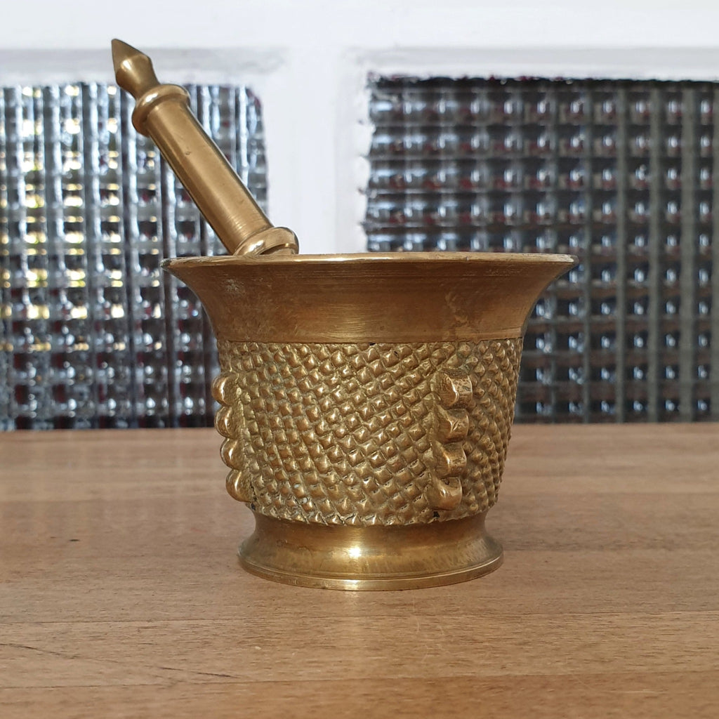 Petit mortier et son pilon en bronze doré - Hello Broc