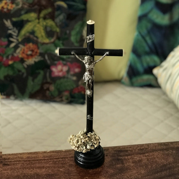 Crucifix Napoléon III en bois noirci, métal argenté et os - Hello Broc