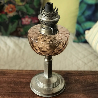 Lampe à pétrole Napoléon III verre rose-framboise émaillé Mary Grégory