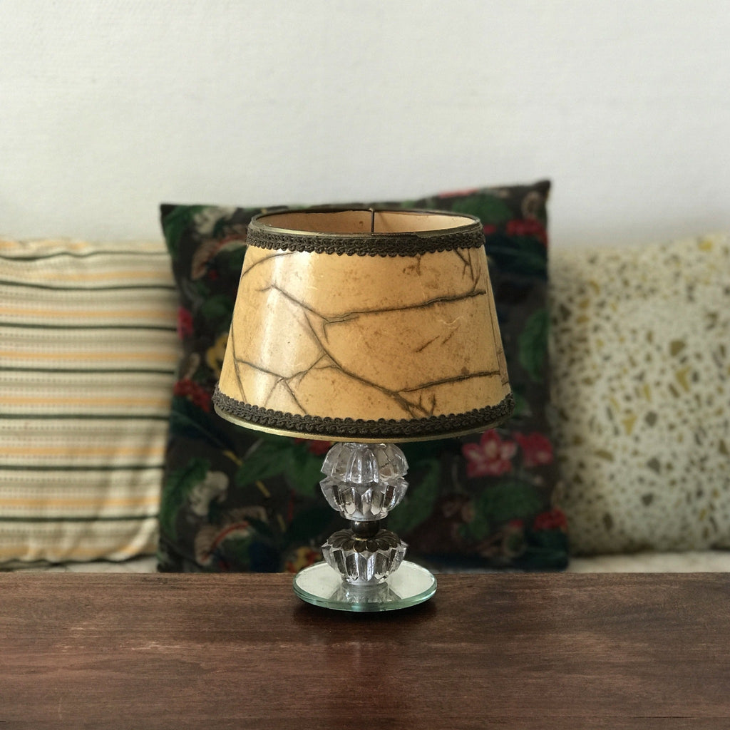 Lampe de chevet pied en cristal taillé et bronze, base miroir et abat-jour imitation parchemin - Hello Broc