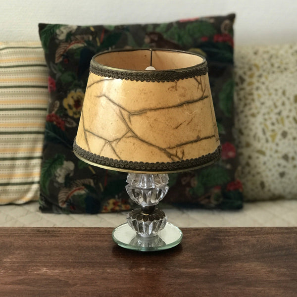 Lampe de chevet pied en cristal taillé et bronze, base miroir et abat-jour imitation parchemin - Hello Broc