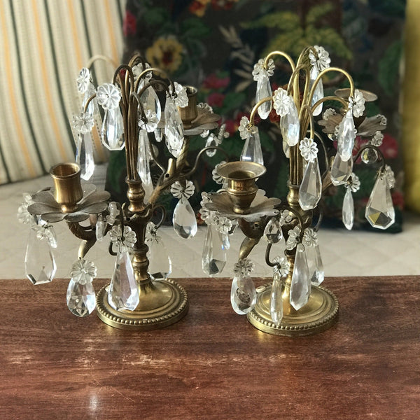 Paire de girandoles pied en bronze et pampilles en cristal de Bohème par Hello Broc brocante en ligne