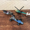 Trio de véhicules miniatures : voiture de course, moto et hélicoptère - Hello Broc