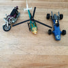 Trio de véhicules miniatures : auto de course, moto et hélicoptère - Hello Broc