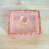 Beurrier rectangulaire en verre moulé rose - Hello Broc