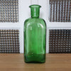 Bouteille verte de forme carrée en verre moulé par Hello Broc brocante en ligne