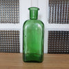 Bouteille verte de forme carrée en verre moulé par Hello Broc brocante en ligne