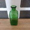 Bouteille verte de forme carrée en verre moulé par Hello Broc brocante en ligne