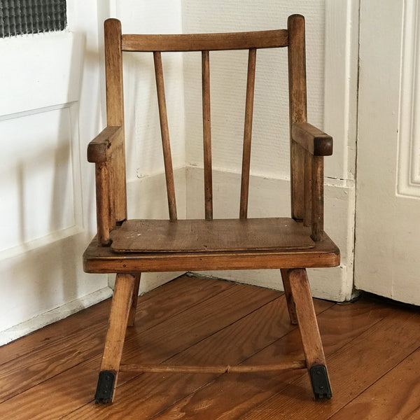 Chaise percée en bois pour enfant - Hello Broc
