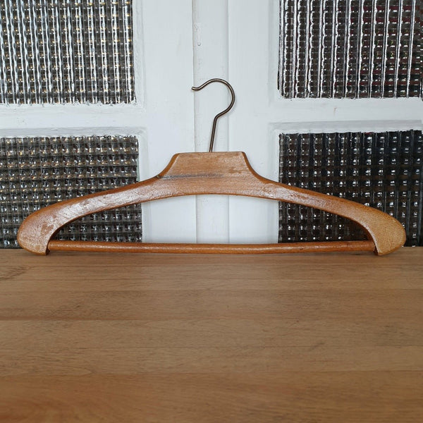 Cintre ancien en bois forme triangle épaules arrondies - 5 en stock - Hello Broc