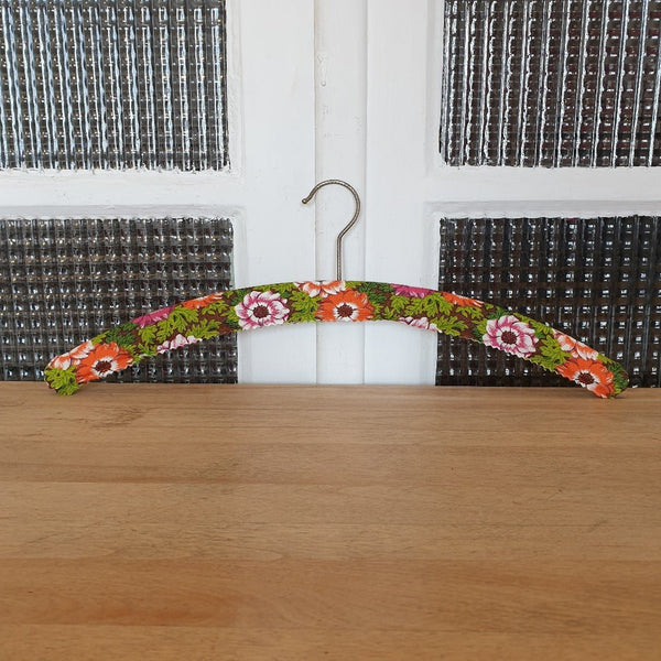 Cintre de forme arrondie recouvert de vinyle fleuri - Hello Broc