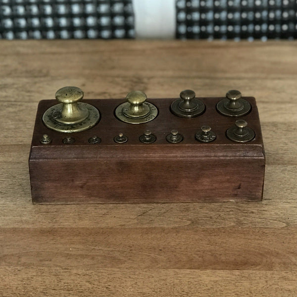 VENDU - Ensemble complet de poids pour balance ancienne - Hello Broc