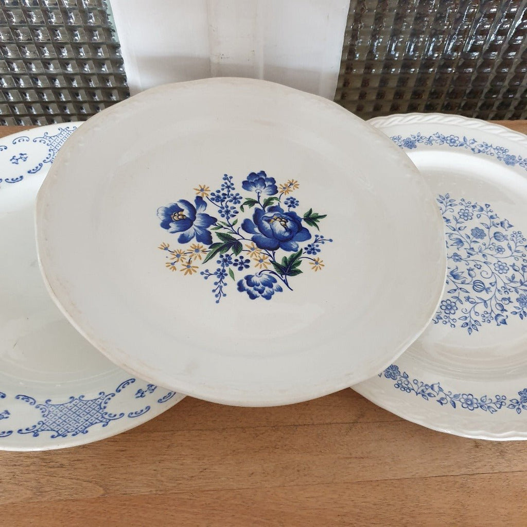Ensemble de 3 assiettes plates anciennes désassorties en faïence blanche décor bleu - Hello Broc