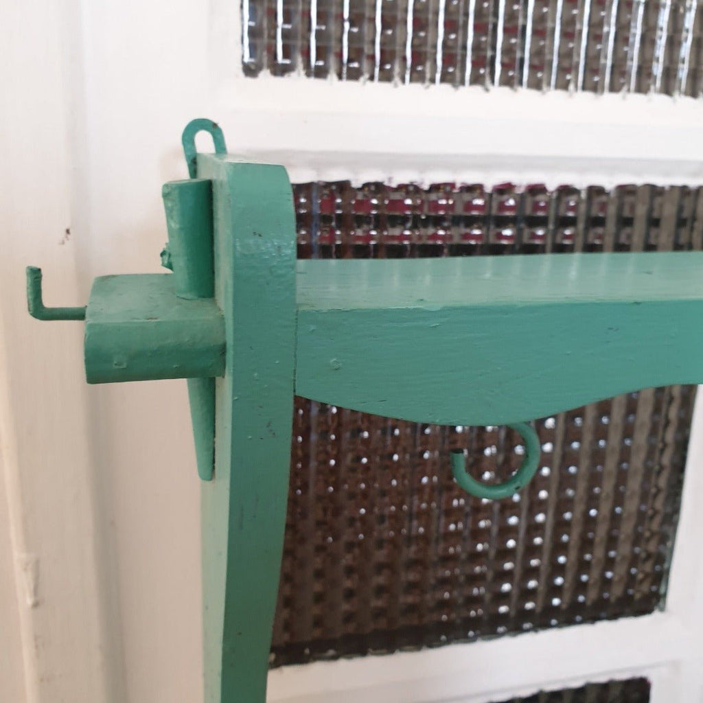 Etagère porte -casserole en bois peint vert d'eau ou céladon - Hello Broc