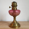 Lampe à pétrole en laiton et verre rose - Hello Broc