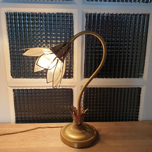 Lampe années 70 dans son jus abat-jour en nacre fleur de lotus - Hello Broc