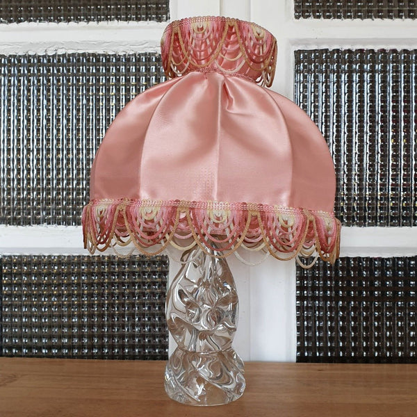 Lampe de chevet pied en cristal et abat-jour vintage en satin rose - Hello Broc