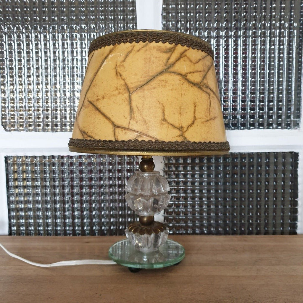 Lampe de chevet pied en cristal taillé et bronze, base miroir et abat-jour imitation parchemin - Hello Broc