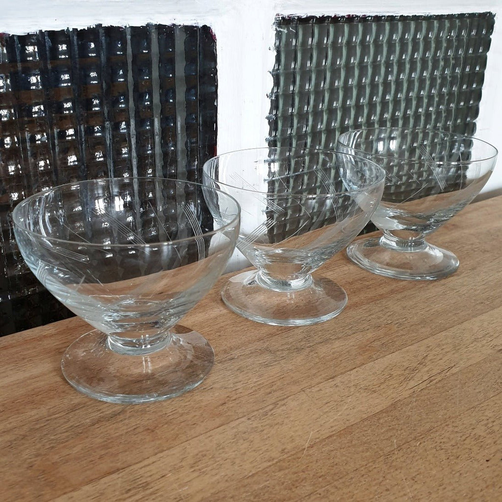 Lot de 3 coupes à champagne sur pied en cristal gravé années 60 /70 - Hello Broc