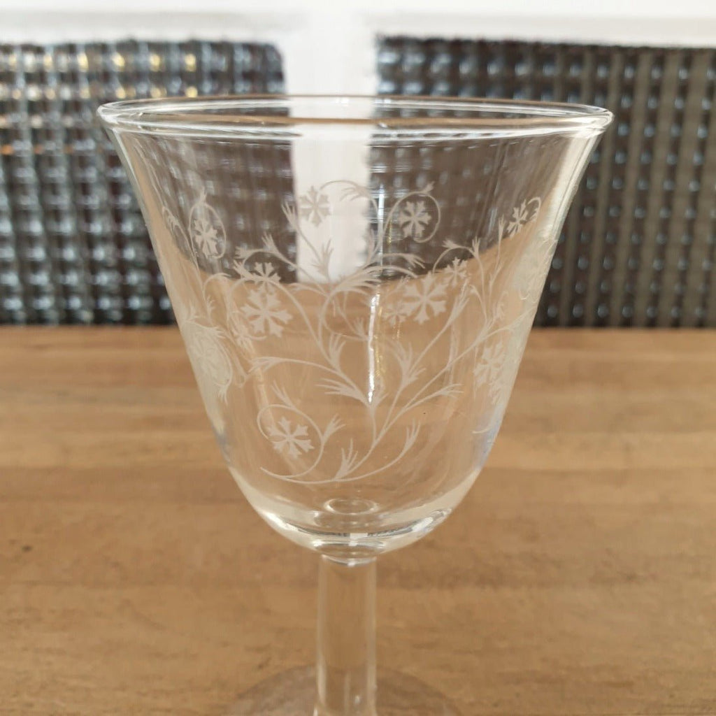 Lot de 4 verres à vin cuit sur pied de forme tulipe décor volutes et croix - 3 lots en stock - Hello Broc
