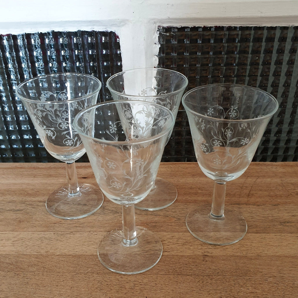 Lot de 4 verres à vin cuit sur pied de forme tulipe décor volutes et croix - 3 lots en stock - Hello Broc