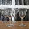 Lot de 4 verres à vin cuit sur pied de forme tulipe décor volutes et croix - 3 lots en stock - Hello Broc