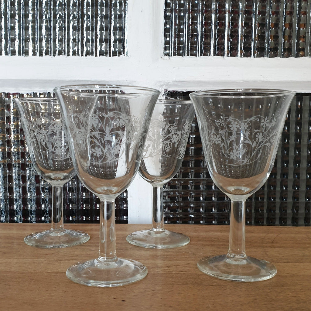 Lot de 4 verres à vin cuit sur pied de forme tulipe décor volutes et croix - 3 lots en stock - Hello Broc