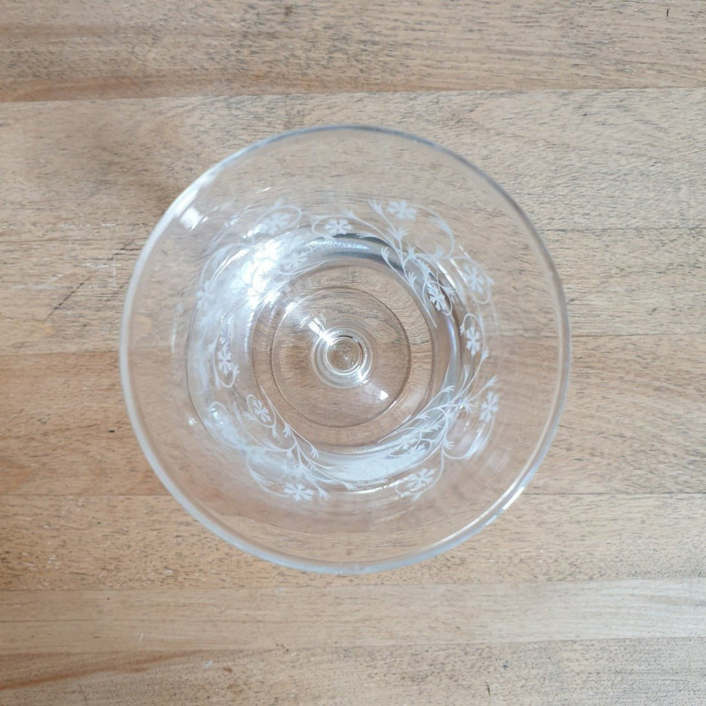 Lot de 4 verres à vin cuit sur pied de forme tulipe décor volutes et croix - 3 lots en stock - Hello Broc
