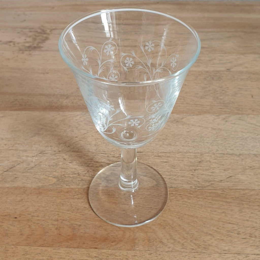 Lot de 4 verres à vin cuit sur pied de forme tulipe décor volutes et croix - 3 lots en stock - Hello Broc