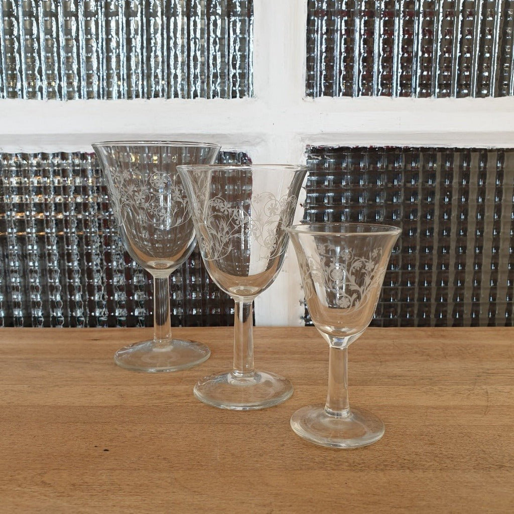 Lot de 4 verres à vin cuit sur pied de forme tulipe décor volutes et croix - 3 lots en stock - Hello Broc