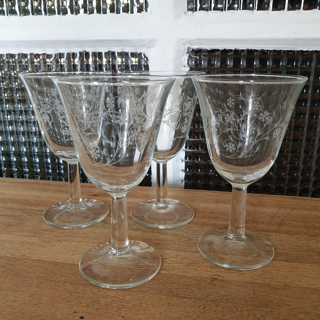 Lot de 4 verres à vin cuit sur pied de forme tulipe décor volutes et croix - 3 lots en stock - Hello Broc