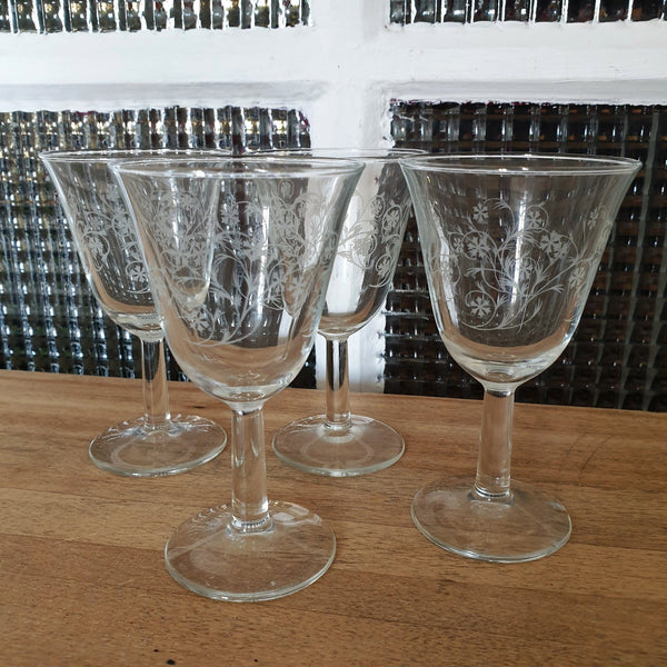 Lot de 4 verres à vin cuit sur pied de forme tulipe décor volutes et croix - 3 lots en stock - Hello Broc